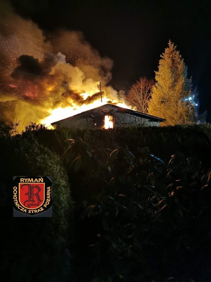 Pożar w Rzesznikowie. Spłonął budynek [ZDJĘCIA]
