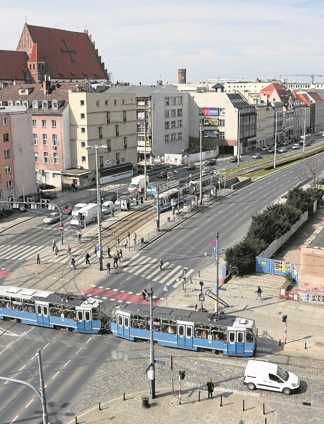 Według nowej koncepcji na Kazimierza Wielkiego jezdnia północna (po prawej stronie) w ogóle zniknie, a cały ruch przeniesie się na jezdnię południowąFot: Paweł Relikowski