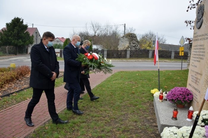 Święto Niepodległości w Szydłowie. Złożono kwiaty na grobach bohaterów (ZDJĘCIA)