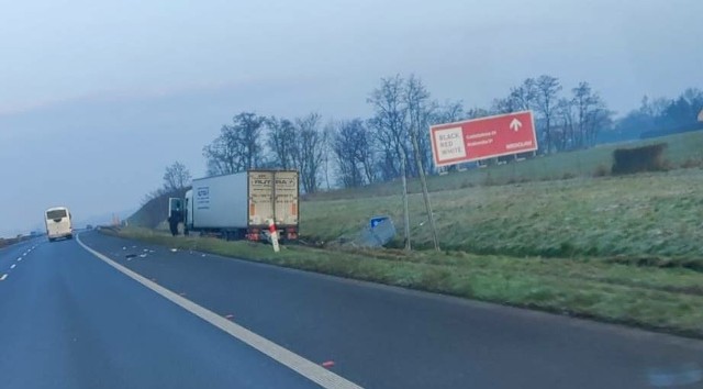 Blokada autostrady A4 w kierunku Wrocławia. Drogowcy wyciągają ciężarówkę z rowu.