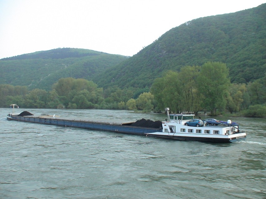 Barka motorowa z ładunkiem węgla na Renie