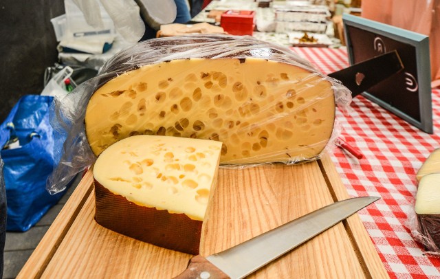 Na słodko i na słono. Nie zabrakło serów, wędlin i regionalnych przysmaków, a to wszystko można było kupić podczas wczorajszego Frymarku w Bydgoszczy. INFO Z POLSKI  - przegląd najciekawszych informacji ostatnich dni w kraju (11-17.05.2017)