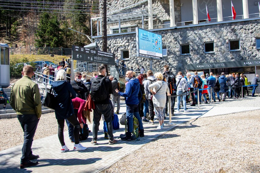 Najazd na Tatry. Tłumy na Kasprowym Wierchu, w Morskim Oku, w Dolinie Chochołowskiej 