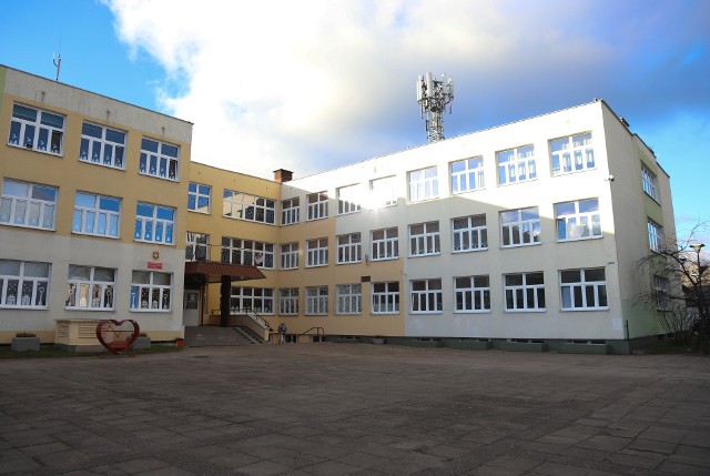 2 stycznia do Szkoły Podstawowej nr 9 na toruńskich Wrzosach weszli 14 i 15-latek, którzy zaczepiali ucznia podstawówki. Sprawą zajmuje się policja.