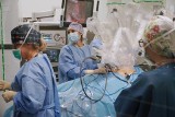 Niesamowite! W Świętokrzyskim Centrum Onkologii w operacjach płuc lekarzom pomaga robot da Vinci. Zobaczcie zdjęcia z zabiegu