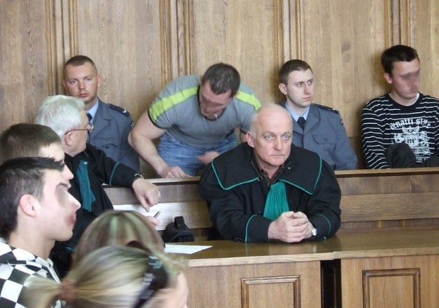 Tomasz A. (siada) został dziś skazany na siedem lat więzienia za pobicie Łukasza Witkowicza i jego ojca