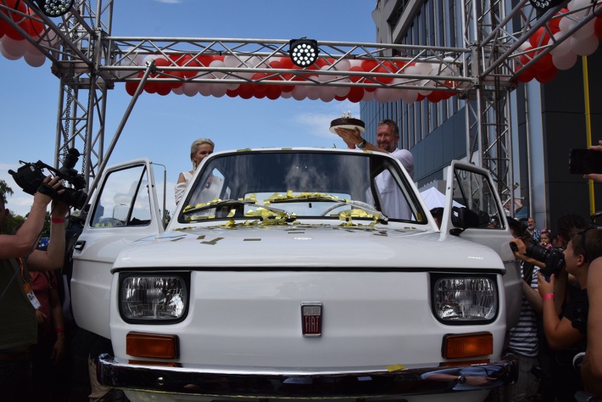 Niesamowity Maluch dla Toma Hanksa: Fiat 126p specjalnie dla aktora. Jest piękny