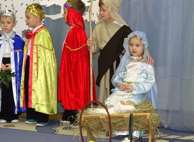Dzieci ze Zwolenia i gminy Tczów przygotowały przedstawienia jasełkowe.