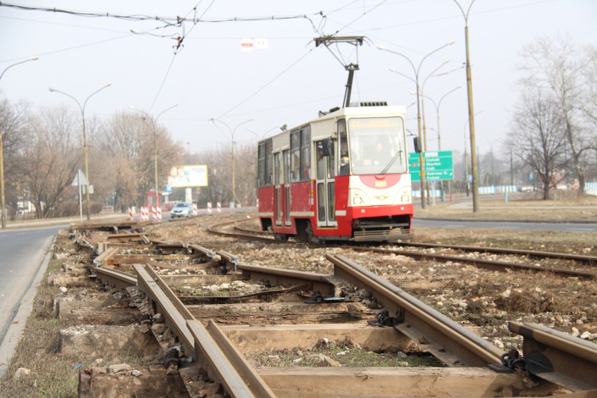 Remont torowiska w Będzinie trwa od końca lutego, a w...