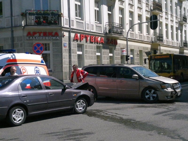 Dwa auta zderzyły się na skrzyżowaniu ul. Radwańskiej z ul....