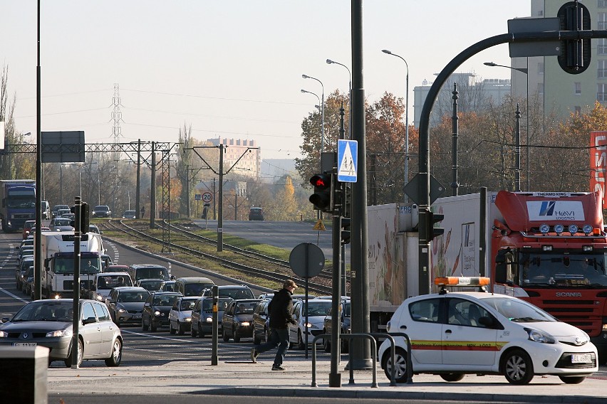 Akcja komunikacja, czyli dokąd własnym autem, a dokąd tramwajem? [SONDA]