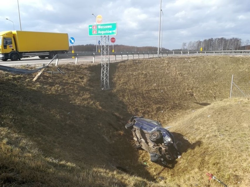 Wypadek na obwodnicy Szczuczyna. Opel staranował barierki i spadł ze skarpy (zdjęcia)