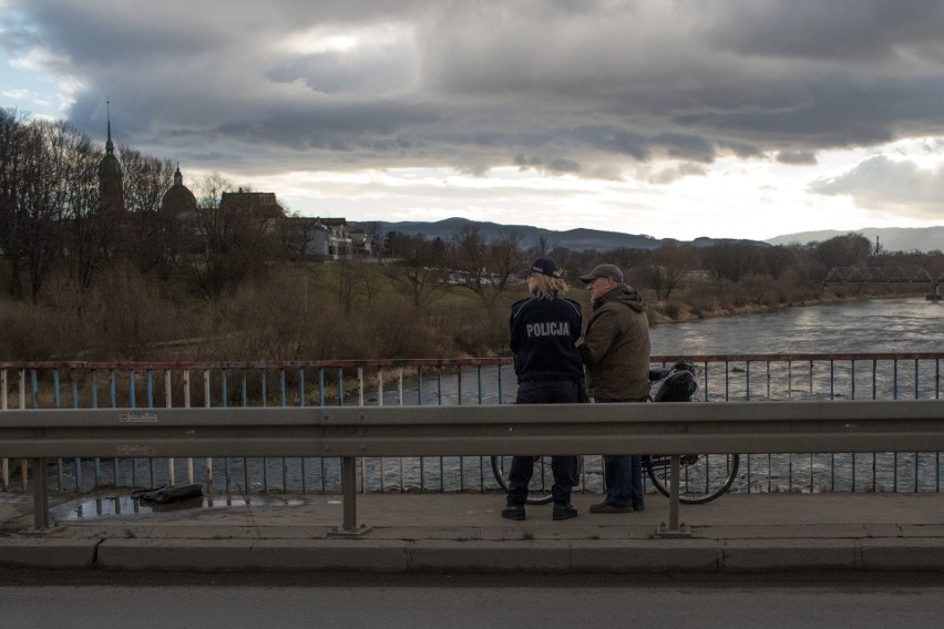 Nowy Sącz. Kobieta skoczyła z mostu heleńskiego, a za nią mężczyzna, by ją ratować. Niestety zmarła 