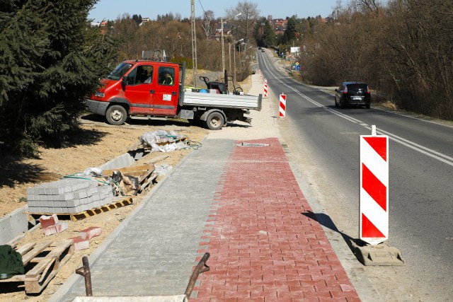 Chodnik przy DW 964 na odcinku Koźmice Małe - Raciborsko (gmina Wieliczka) będzie gotowy na przełomie kwietnia i maja. W tym roku trakt dla pieszych powstanie także na kolejnym fragmencie drogi 964 - od SP w Raciborsku w stronę Dobczyc