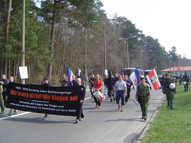 "1945 - 2005. 60 lat Wyzwoleńczego Kłamstwa. Wyśmiej kłamstwa zwycięzców i dochodź prawdy w zaufaniu do twojego narodu&#8221; - głosił napis na transparencie, który niesiono na początku marszu.