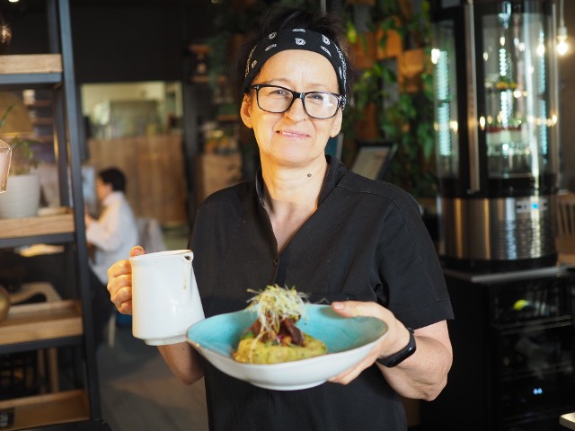 Łódzki Szlak Zalewajki na wiosnę został uzupełniony o nowe lokale. Pojawiły się na nim nowe restauracje i nowe, pyszne zalewajki. Zbliża się też Święto Zalewajki, zupy będą w wyjątkowej cenie. Jakie zupy można zjeść i ile kosztują? Sprawdź na kolejnych slajdach