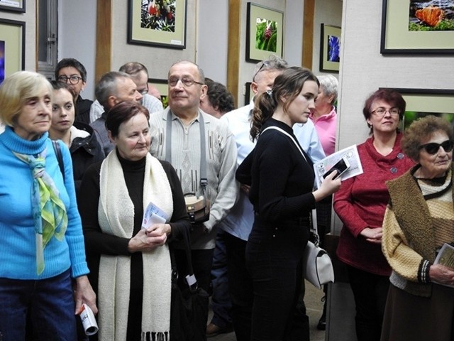 W starachowickiej Miejskiej Bibliotece Publiczne najwyraźniej tęsknią za czasami, gdy pomieszczenia biblioteki, a zwłaszcza sala wystaw "Reflex" tętniły życiem. Pamiętacie te wystawy obrazów i fotografii i tłumy znajomych na wernisażach?Przypomnijmy sobie te nastroje oglądając galerię przygotowaną przez pracowników bibliotek. Wernisaże, wernisaże...Zobaczcie na kolejnych slajdach >>>