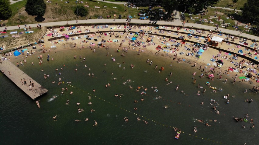 Upalny weekend nad Bagrami. Plażowicze chłodzą się w wodach zalewu [ZDJĘCIA] 