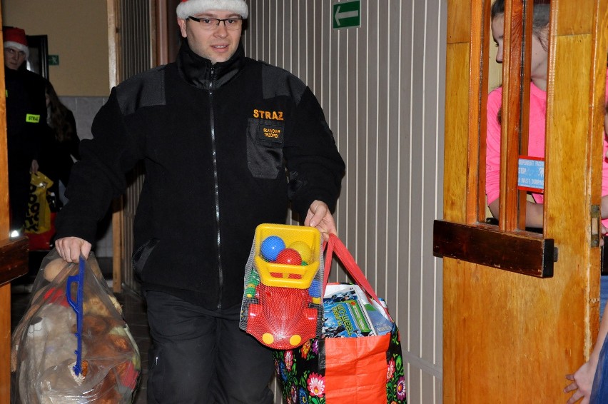 Strażacy z Chojny rozdawali prezenty w domach dziecka 