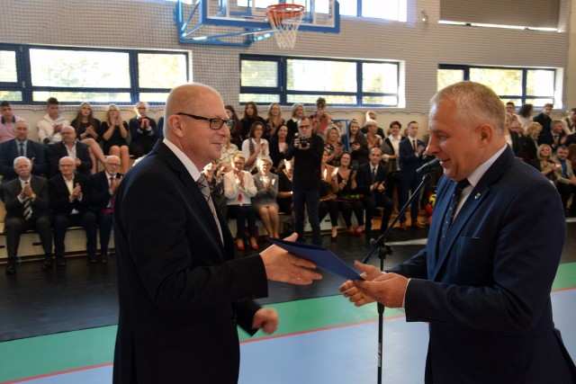 Jeśli uroczystość w Miastku była zakończeniem prac budowlanych, a nie otwarciem sali, to według radnego Krzysztofa Sławskiego, wszyscy obecni powinni mieć na sobie odzież ochronną i kaski na głowie...