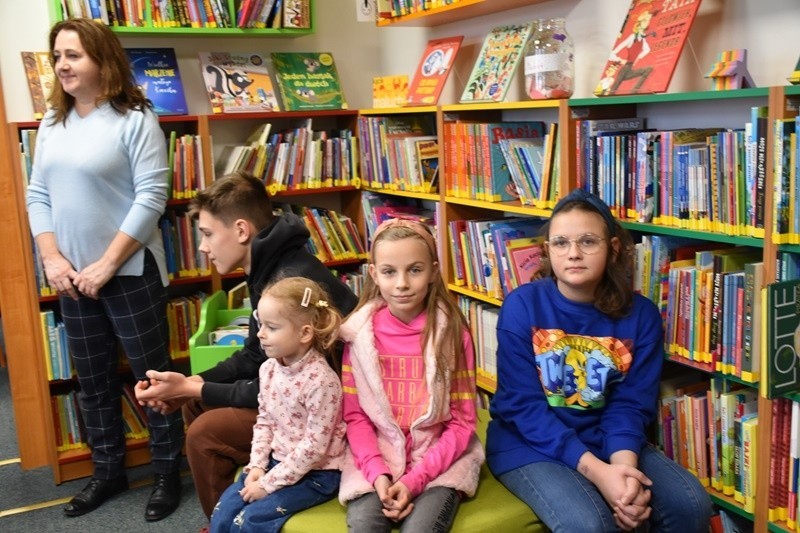 W bibliotece w Samborcu nagrodzono zwycięzców eliminacji gminnych Ogólnopolskiego Strażackiego Konkursu Plastycznego