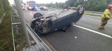 Brzesko. Wypadek i dachowanie na autostradzie A4, kierowca zasnął za kierownicą. Dwie osoby trafiły do szpitala 15.07