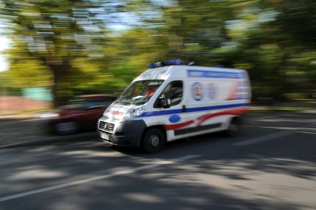 Na osiedlu Orła Białego doszło do kolizji samochodu osobowego z autobusem numer 184. Kierowca samochodu został poszkodowany