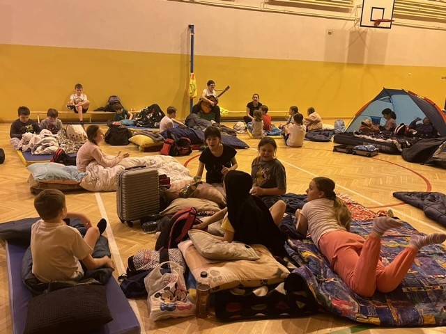 W czasie ferii uczniowie spędzili noc w szkole w Wyśmierzycach. W sali gimnastycznej rozłożyli materace, śpiwory, a nawet namioty.