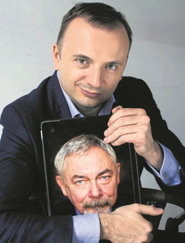 Łukasz Gibała z wizerunkiem prezydenta na tablecie