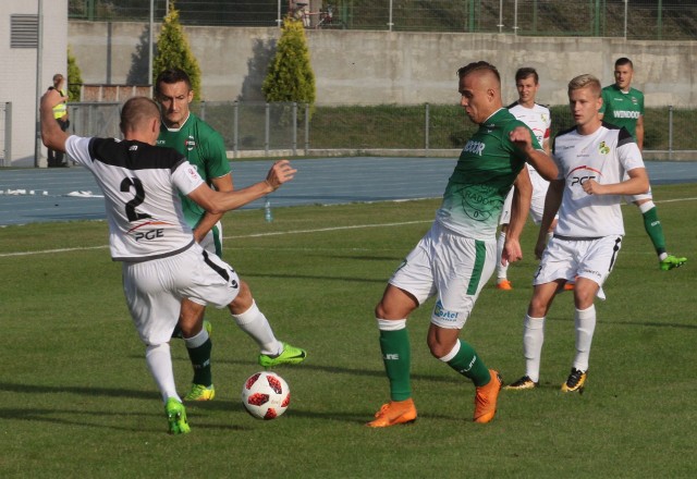 Radomiak Radom w czwartej kolejce drugiej ligi zagra w sobotę z Olimpią w Grudziądzu. Z piłką Patryk Mikita, napastnik zielonych.