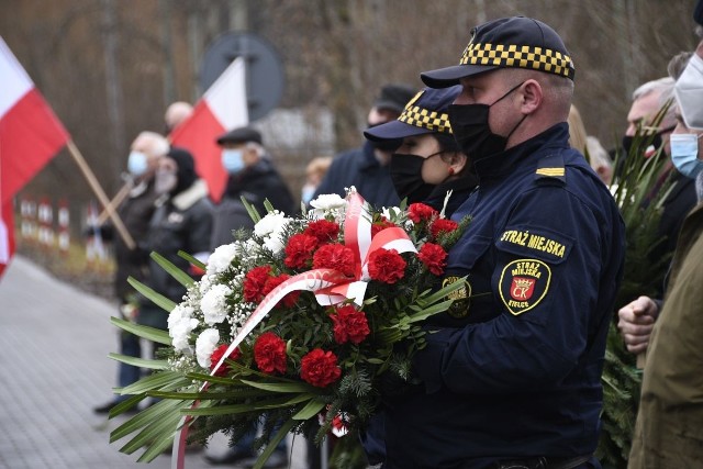 Bardzo podniosły charakter mały kieleckie obchody 39. rocznicy wprowadzenia stanu wojennego w Polsce. W niedzielę, 13 grudnia  o godzinie 10 delegacja Zarządu Regionu Świętokrzyskiego NSZZ "Solidarność" złożyła kwiat przed tablicą okolicznościową na budynku Aresztu Śledczego na kieleckich Piaskach, potem biskup Jan Piotrkowski odprawił mszę świętą w katedrze.Na uroczystość przybyli także przedstawiciele władz - był senator Krzysztof Słoń, poseł Krzysztof Lipiec oraz marszałek Andrzej Bętkowski.O godzinie 11.00 w kieleckiej bazylice katedralnej biskup Jan Piotrowski odprawił mszę świętą w intencji ofiar stanu wojennego i Ojczyzny. Po nabożeństwie delegacja Zarządu Regionu Świętokrzyskiego NSZZ „Solidarność” złoży kwiaty przed figurą błogosławionego księdza Jerzego Popiełuszki.ZOBACZ WIĘCEJ ZDJĘĆ NA KOLEJNYCH SLAJDACH>>>