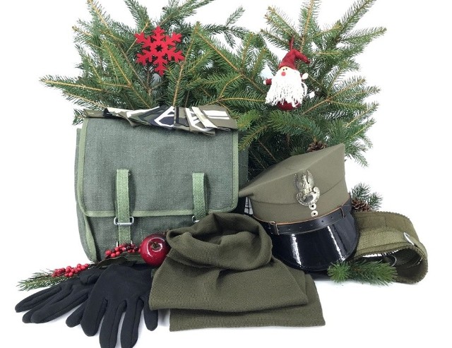 Wojskowa czapka z orzełkiem, żołnierskie rękawiczki, szalo-kominiarka khaki... to wszystko znajdziemy w świątecznych zestawach AMW.