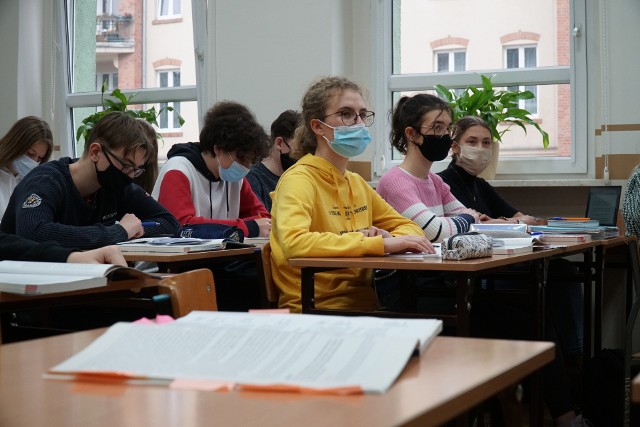 Według danych z Kuratorium Oświaty w Poznaniu w województwie wielkopolskim zostało zgłoszonych 368 placówek oświatowych, w których pojawiły się przypadki zakażenia koronawirusem.
