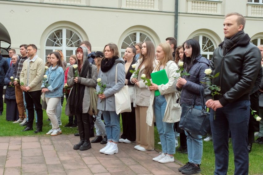 Studenci KUL złożyli kwiaty pod pomnikiem Jana Pawła II w 45 rocznicę wyboru kard. Wojtyły na papieża