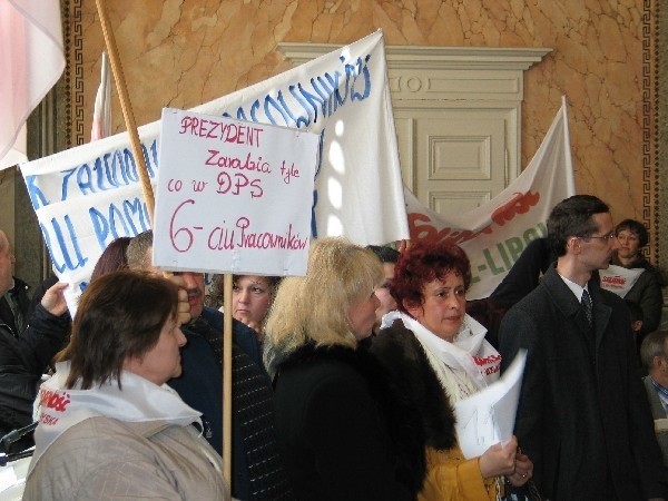 Pracownicy przemyskich DPS-ów protestowali podczas dzisiejszej sesji Rady Miejskiej w Przemyślu.