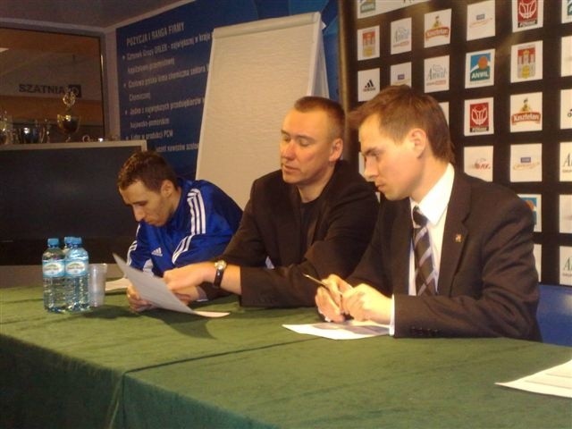 Od lewej Nikola Jovanović, Igor Griszczuk i Łukasz Pszczółkowski w oczekiwaniu na reprezentantów gości