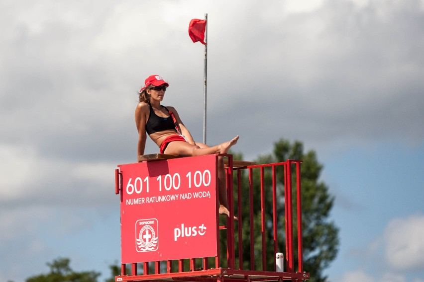 Strzeżone kąpieliska w Trójmieście. Na której plaży możemy odpoczywać bezpiecznie z dziećmi? Tych kąpielisk pilnują ratownicy 