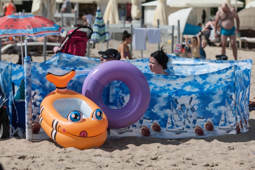 Strzeżone kąpieliska w Trójmieście. Na której plaży możemy odpoczywać bezpiecznie z dziećmi? Tych kąpielisk pilnują ratownicy 