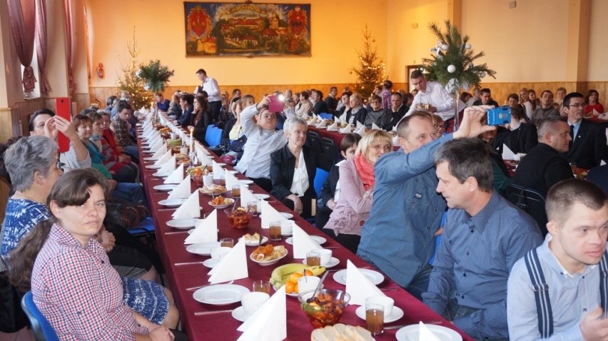 Wigilijne spotkanie w Staszowie. Przybyło 150 rodzin (ZDJĘCIA)