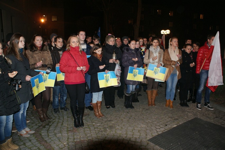 Uczestnicy spotkania przed WSB solidaryzują się z narodem...