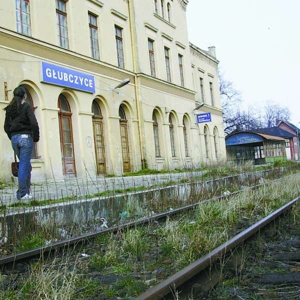 Na stacji w Głubczycach pociąg osobowy nie zatrzymał się od siedmiu lat. Teraz mają przestać jeździć też składy towarowe.