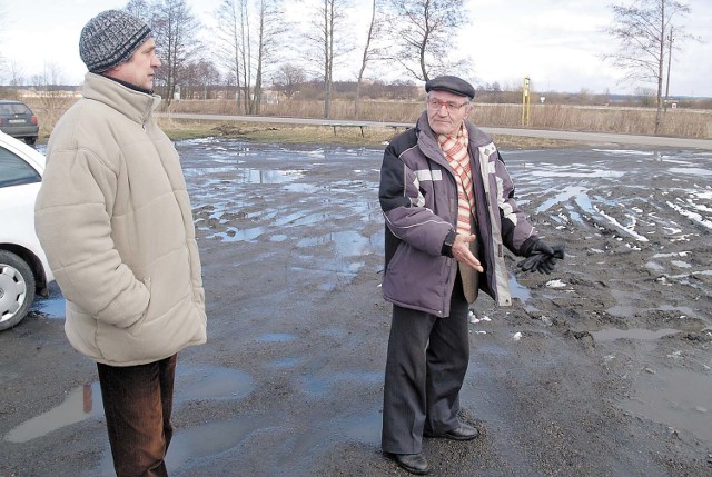 Prezes ROD "Jamno&#8221; Kazimierz Siliński (z lewej) i Tadeusz Parzuchowski, konserwator, pokazują zniszczony parking przed ogrodami. 