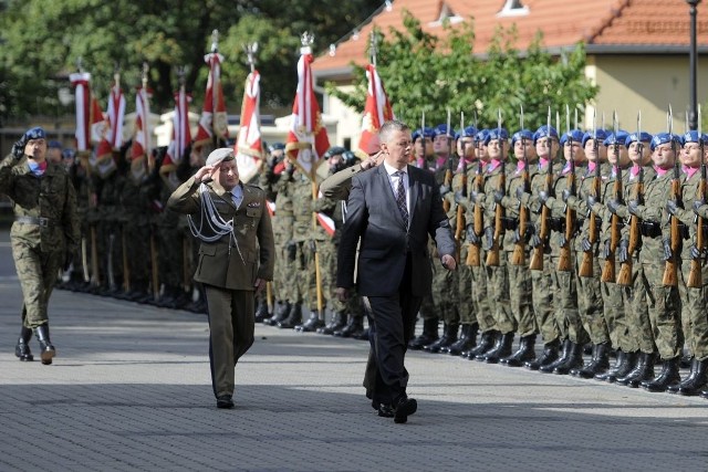 Minister obrony Tomasz Siemoniuk podczas uroczystego przeglądu wojska w siedzibie Inspektoratu Wsparcia Sił Zbrojnych w Bydgoszczy. Asystuje mu dotychczasowy dowódca jednostki gen. Zbigniew Tłok-Kosowski.