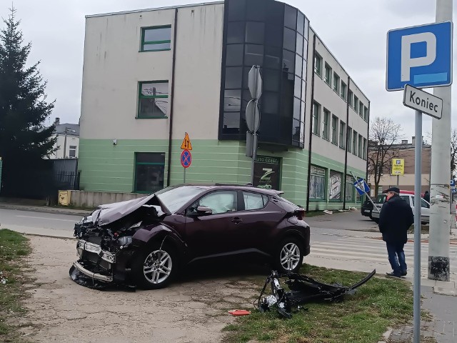 Wypadek w Tomaszowie Maz. Na skrzyżowaniu ulic Berka Joselewicza i Piekarskiej toyota zderzyła się z fordem