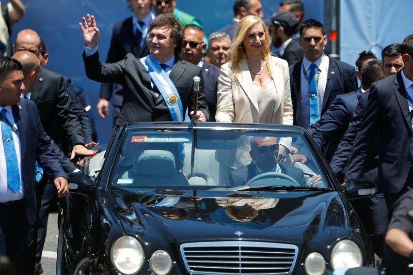 Pierwszy przejazd ulicami Buenos Aires nowego prezydenta...