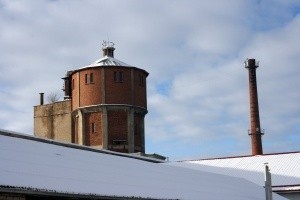 Zimą właściciele i zarządcy nieruchomości muszą usuwać nadmiar śniegu z dachu