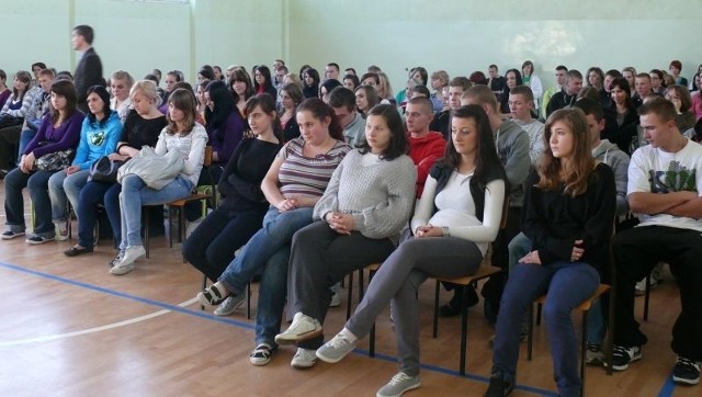 Poseł Jan Dziedziczak spotkał się w poniedziałek z młodzieżą Zespołu Szkół Zawodowych numer 1 w Starachowicach.