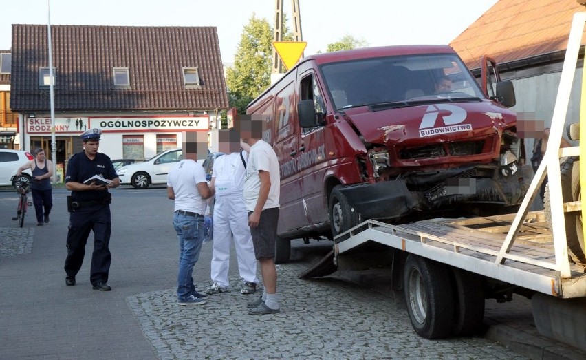 Czołowe zderzenie na Strachocińskiej. Kierującą oślepiło słońce