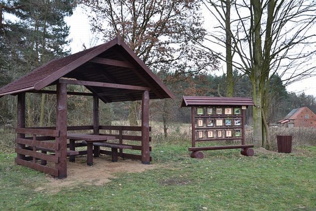 Na trasie można spotkać miejsca postojowe. Są one usytuowane m. in. w Głogówku, Kulowie i Leśnej Dolinie..