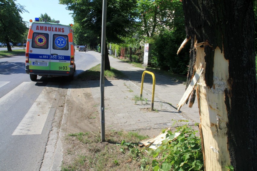 Karetka uderzyła w drzewo na Kochanowskiego